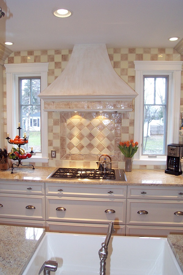 Complementary colors in this backsplash create a relaxing aesthetic.