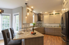 A combination of grey drawers and white cabinets improve the kitchen´s storage space.