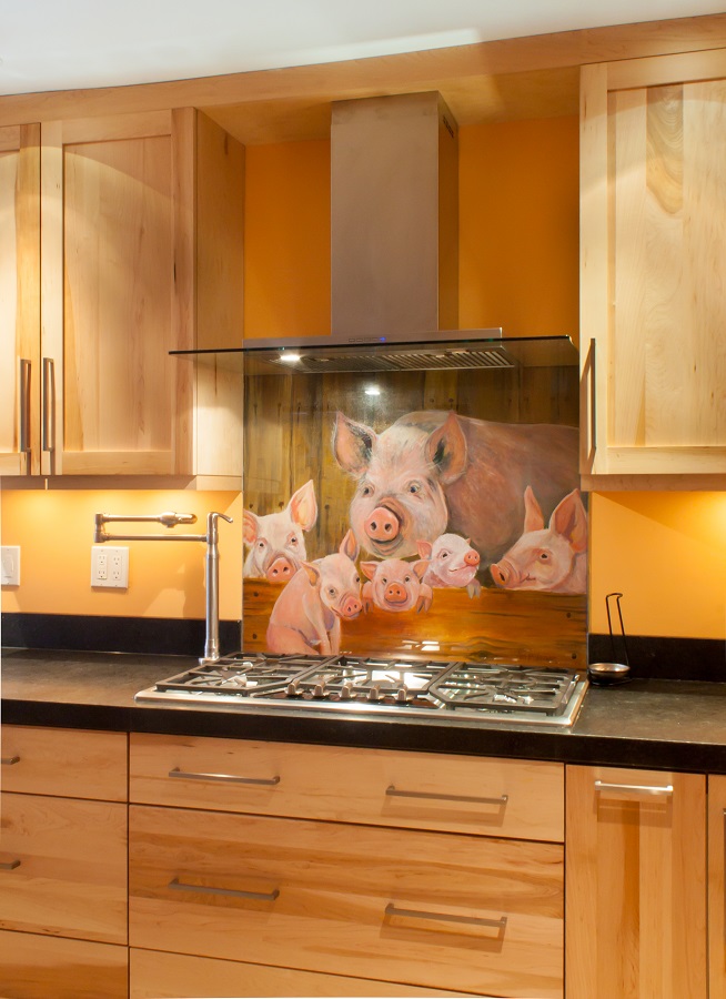 A beautiful kitchen backsplash with glass elements 