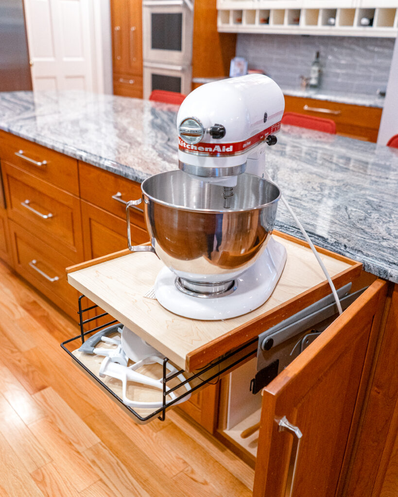 Baking is easier with this mixer lift. Placed conveniently in the island, mixing doughs and making recipes becomes a breeze! 